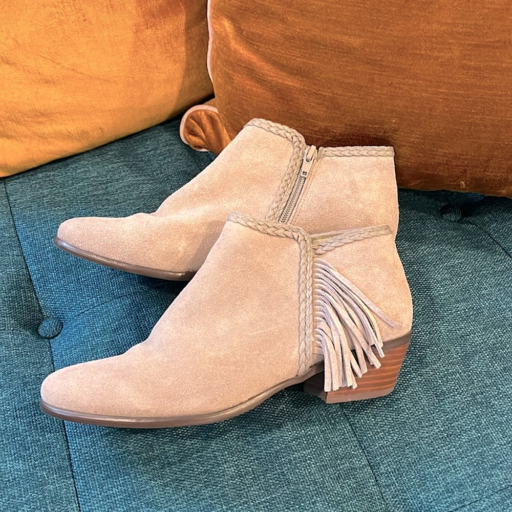 EUC Crown Vintage Tammy Gray Suede Fringe Ankle Boots size 8.5